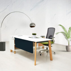 Escritorio DASH sobre credenza